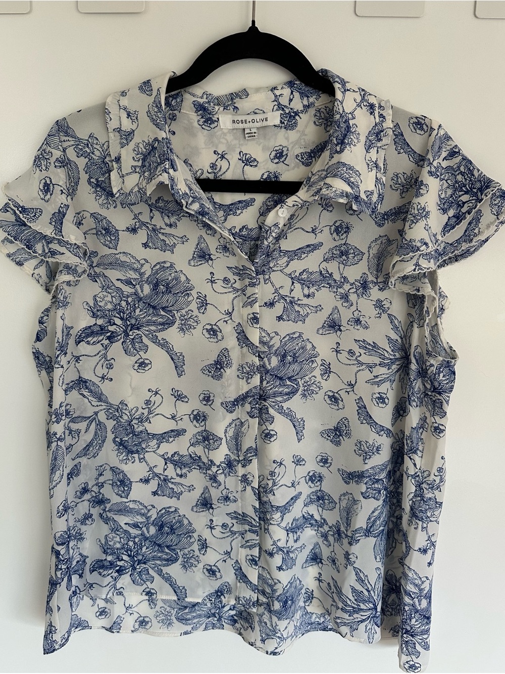 Rose + Olive Blue and White Floral Flutter Sleeve Blouse - Large - NWOT